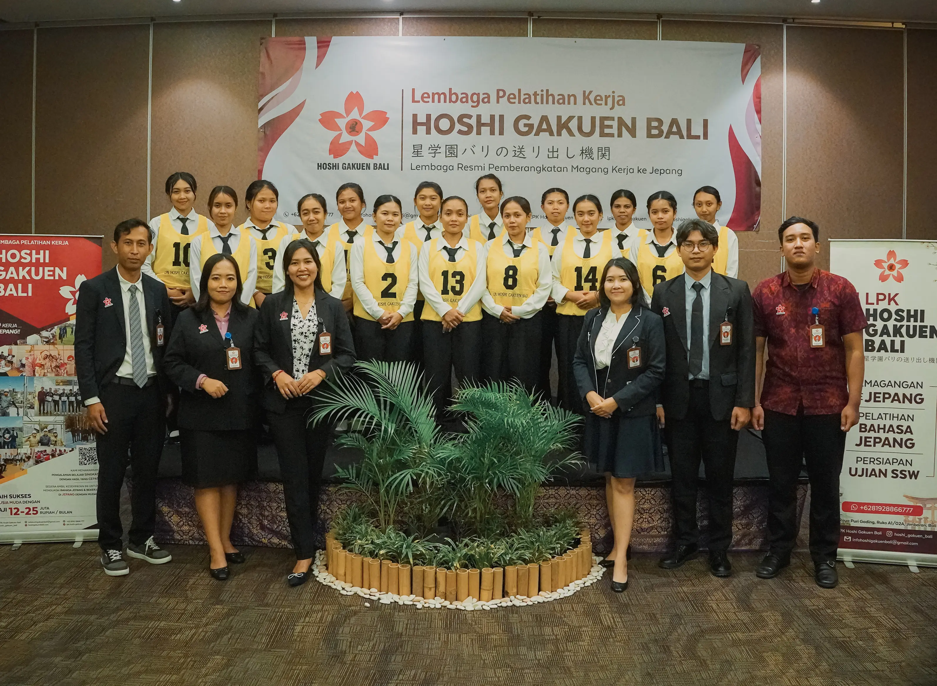 Foto bersama dengan siswa