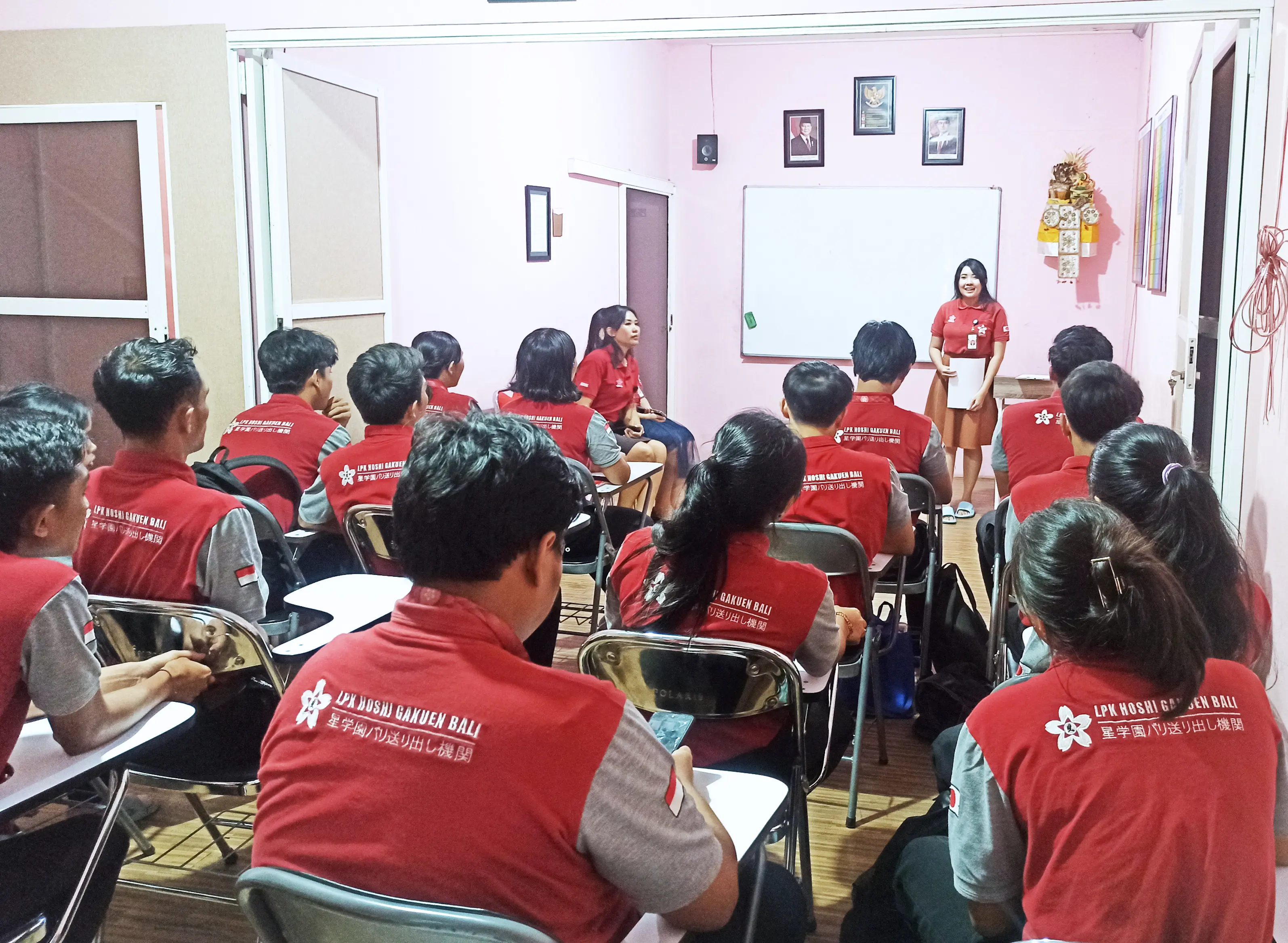 Foto kegiatan bersama siswa dan staff LPK Hoshi Gakuen Bali