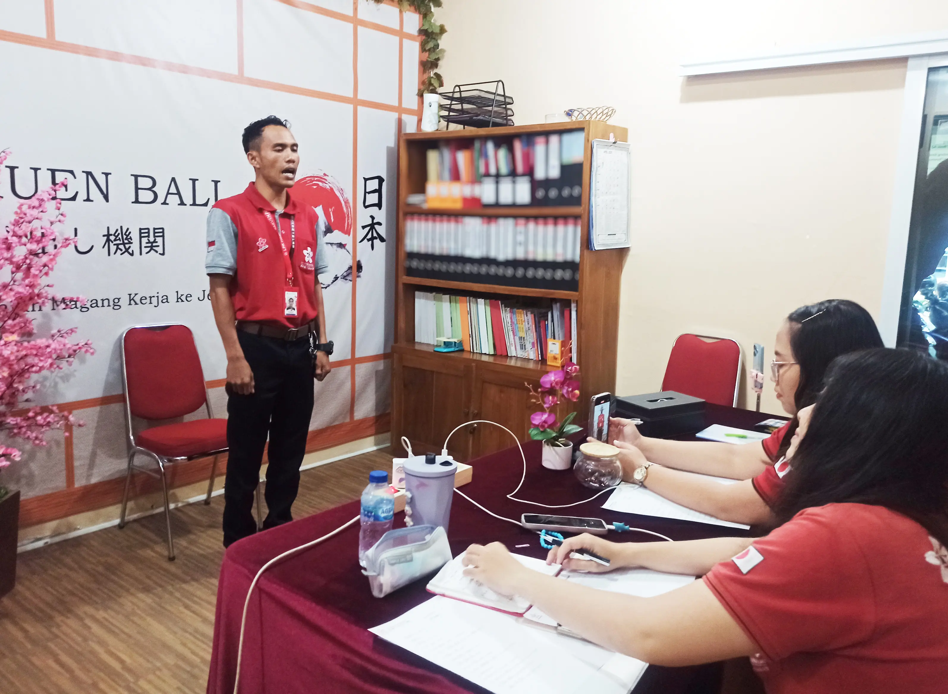 Foto kegiatan bersama siswa dan staff LPK Hoshi Gakuen Bali