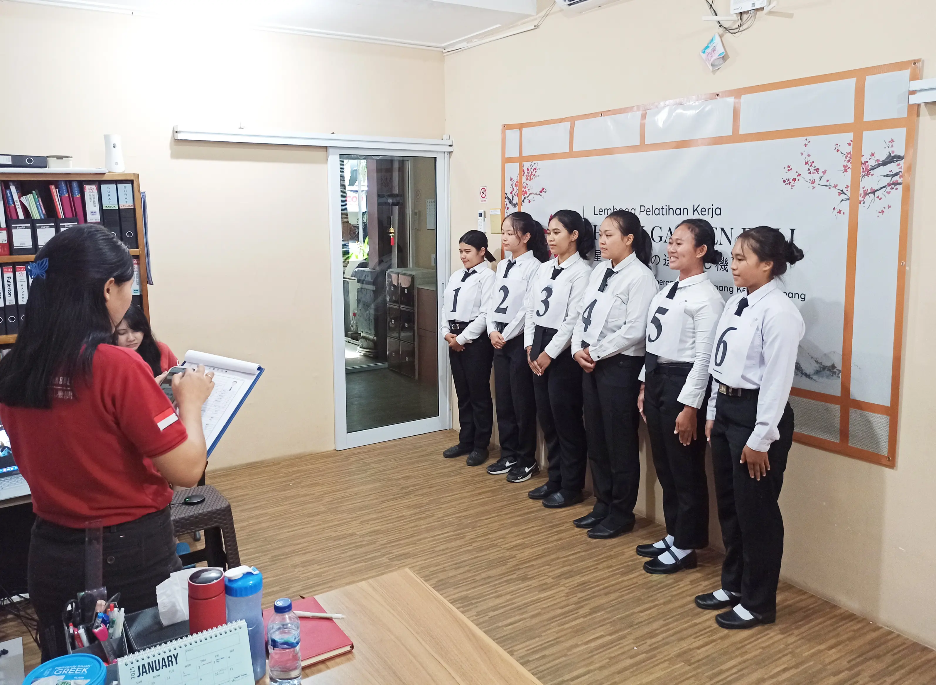 Foto kegiatan bersama siswa dan staff LPK Hoshi Gakuen Bali
