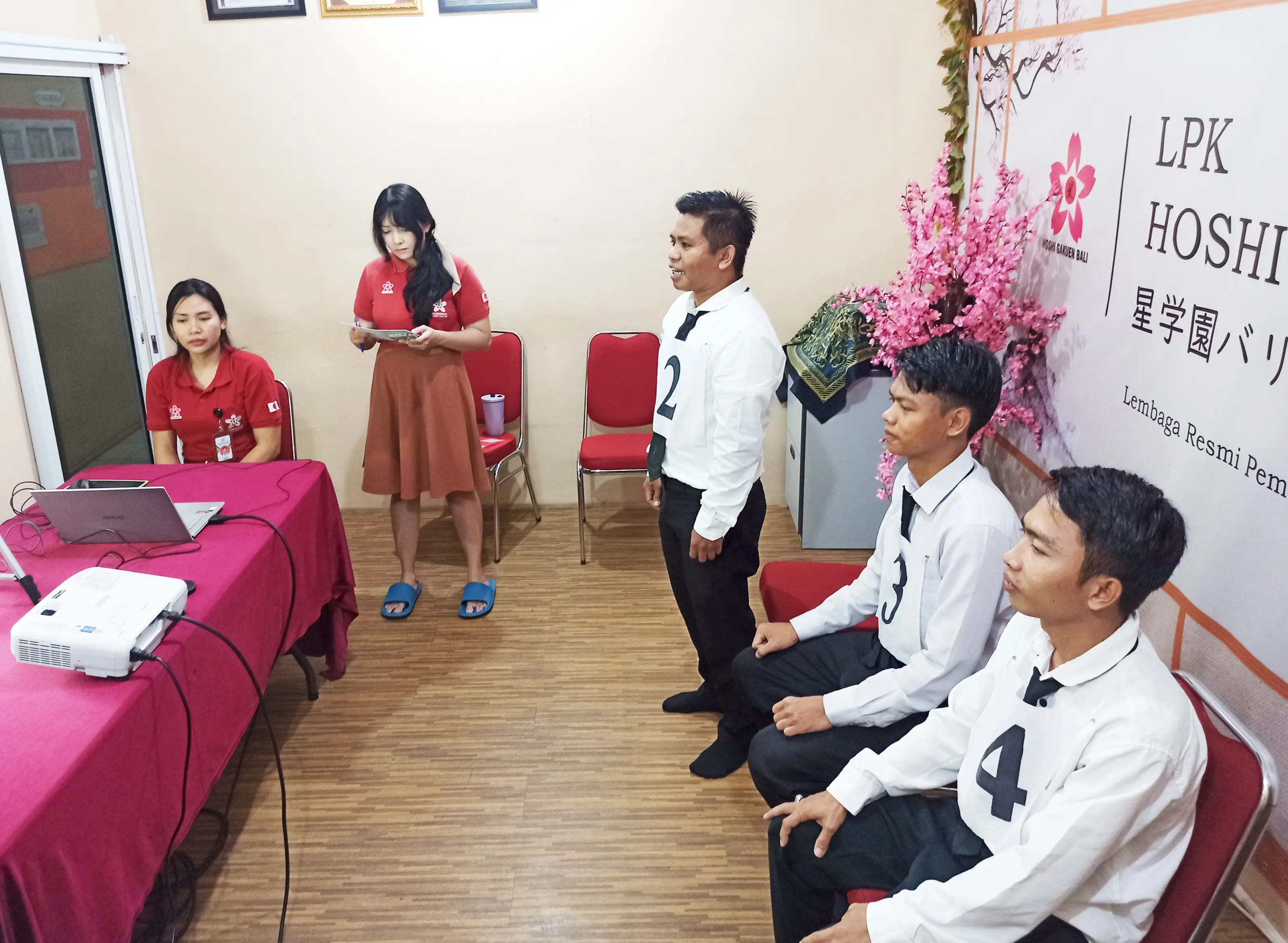 Foto kegiatan bersama siswa dan staff LPK Hoshi Gakuen Bali