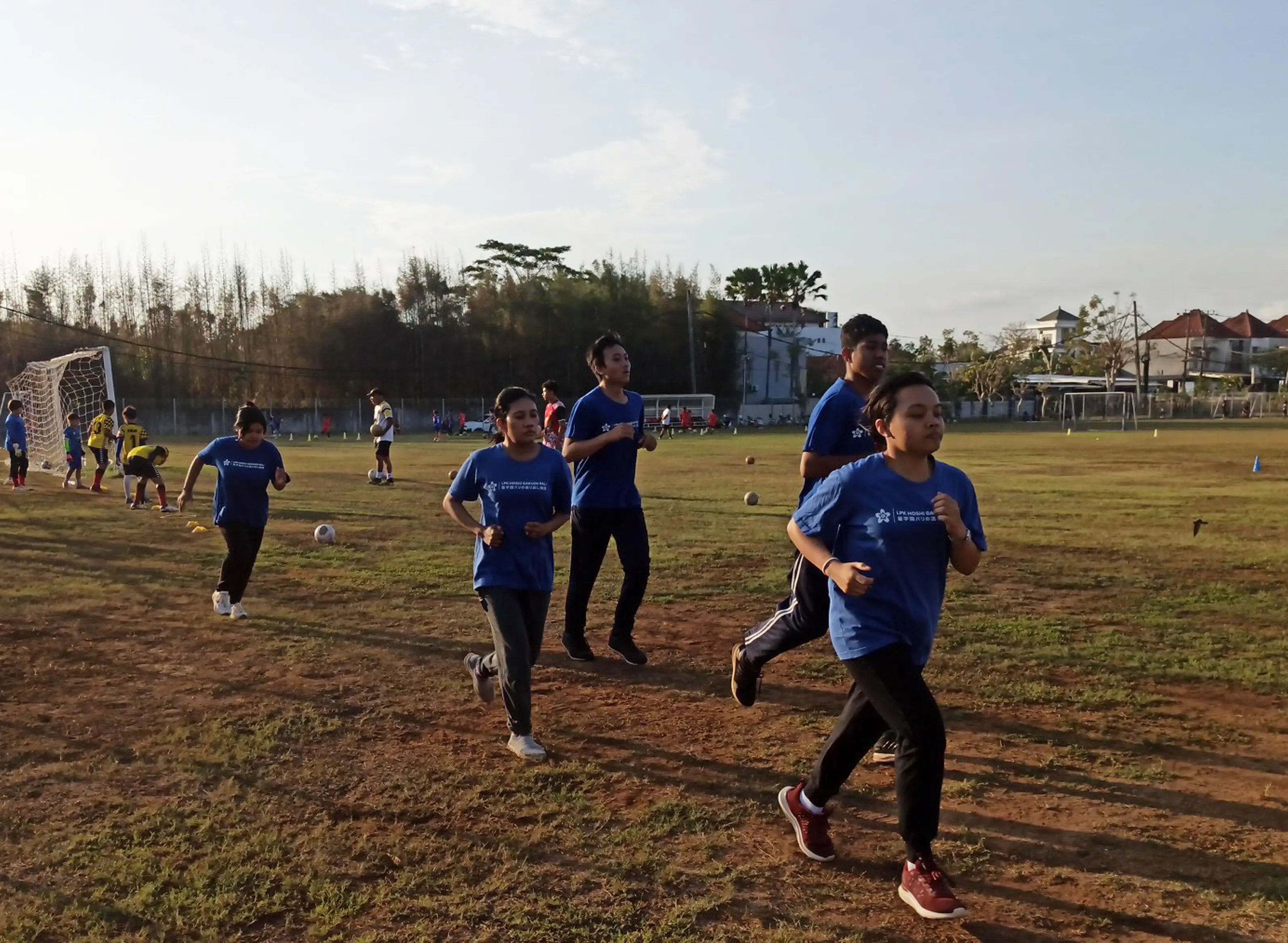 Foto kegiatan bersama siswa dan staff LPK Hoshi Gakuen Bali
